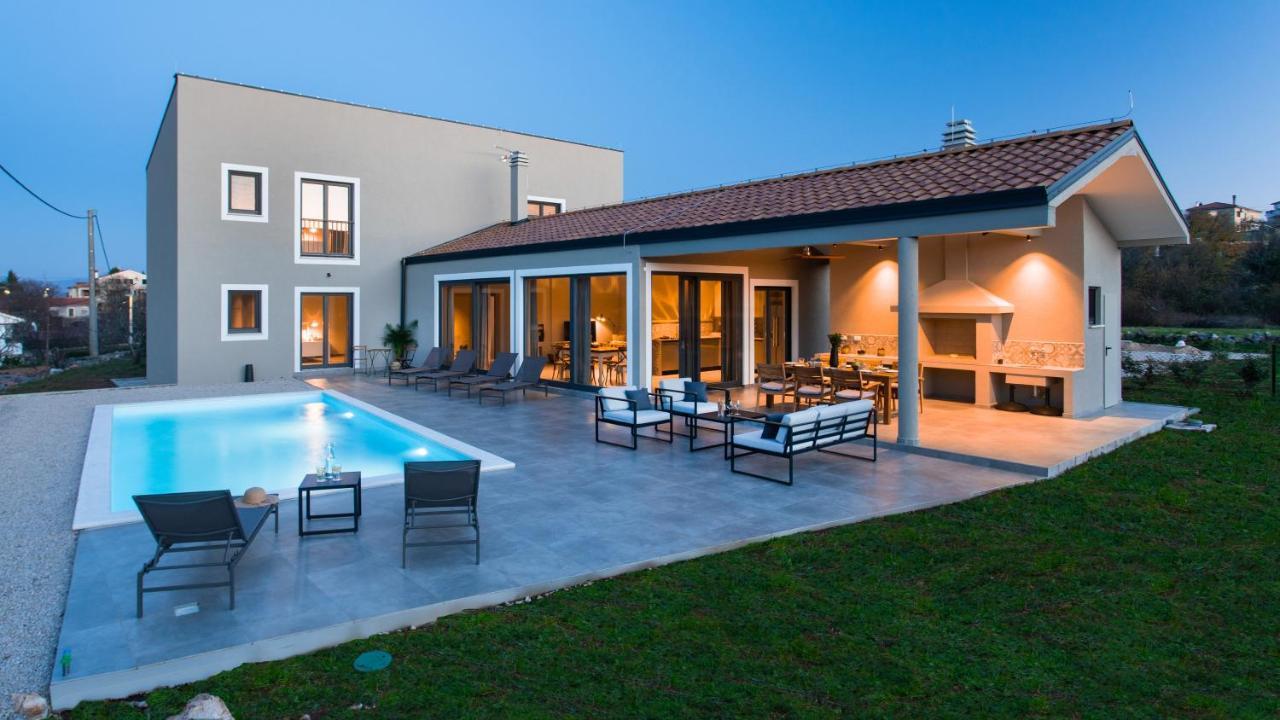 Villa & Jardin - Luxury Villa With Swimming Pool Vrh  Eksteriør billede
